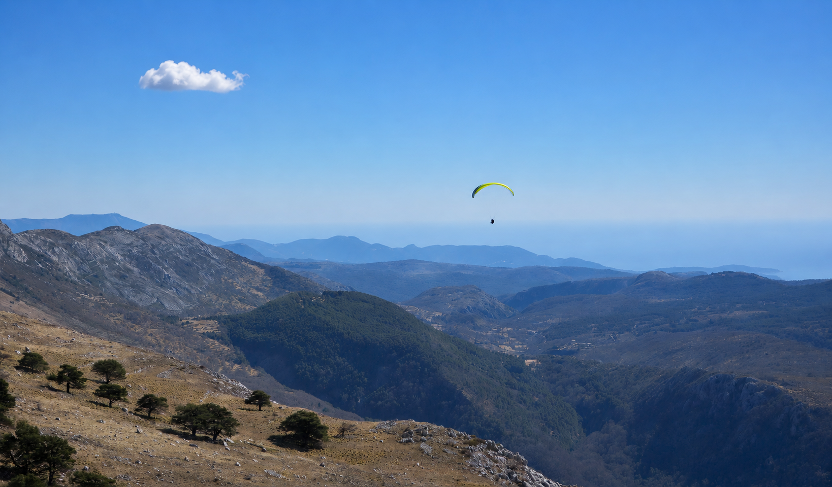 Un parapentiste au-dessus de Gréolières