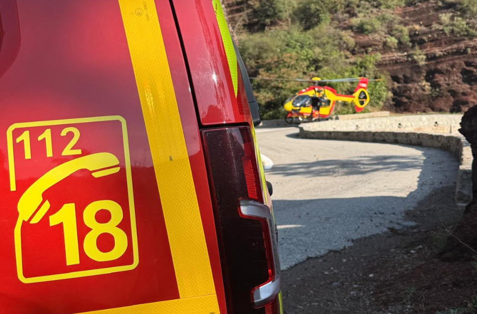 Un cycliste de 15 ans a été grièvement blessé ce samedi 15 août après une chute accidentelle d’environ 20 mètres au pont de la Mariée, à Guillaumes. Pris en charge par les secours en milieux périlleux du SDIS 06 et l’hélicoptère Dragon 06, l’adolescent a été évacué vers l’hôpital Lenval à Nice. Dix-sept sapeurs-pompiers et 14 engins ont été mobilisés.