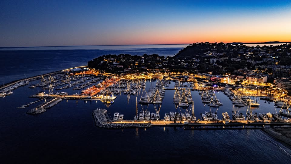 Vue générale de Cavalaire-sur-Mer et de son port de plaisance