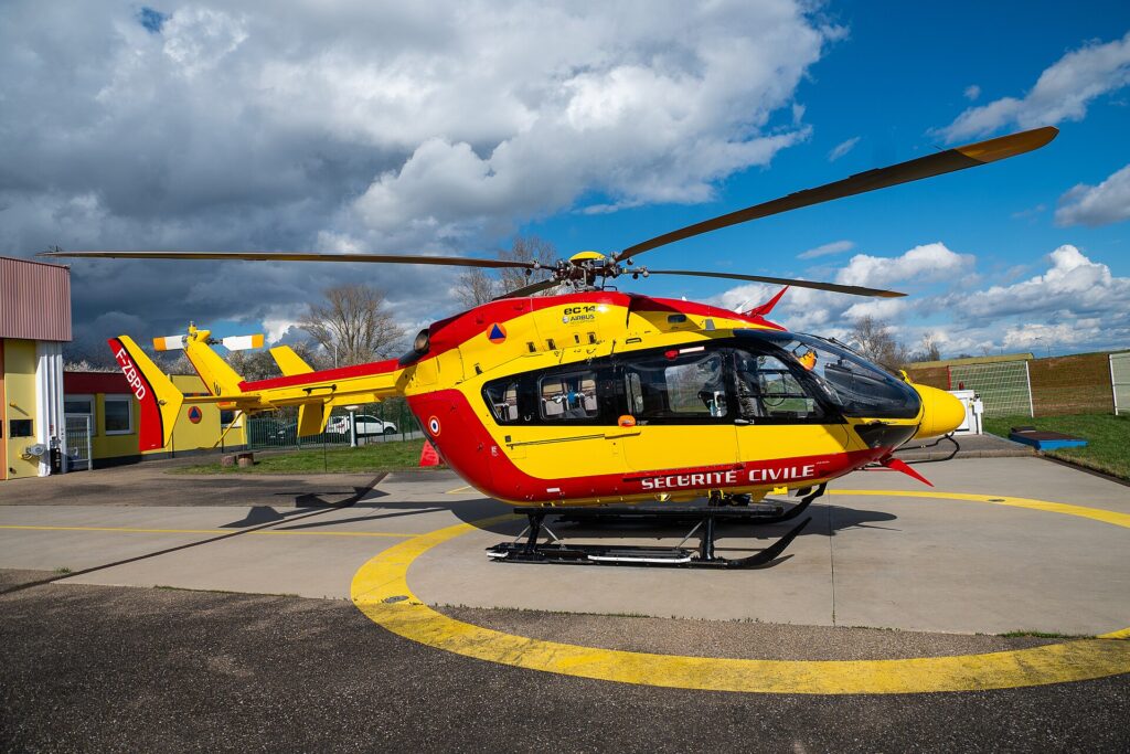 Hélicoptère Dragon de la sécurité civile posé sur sa base
