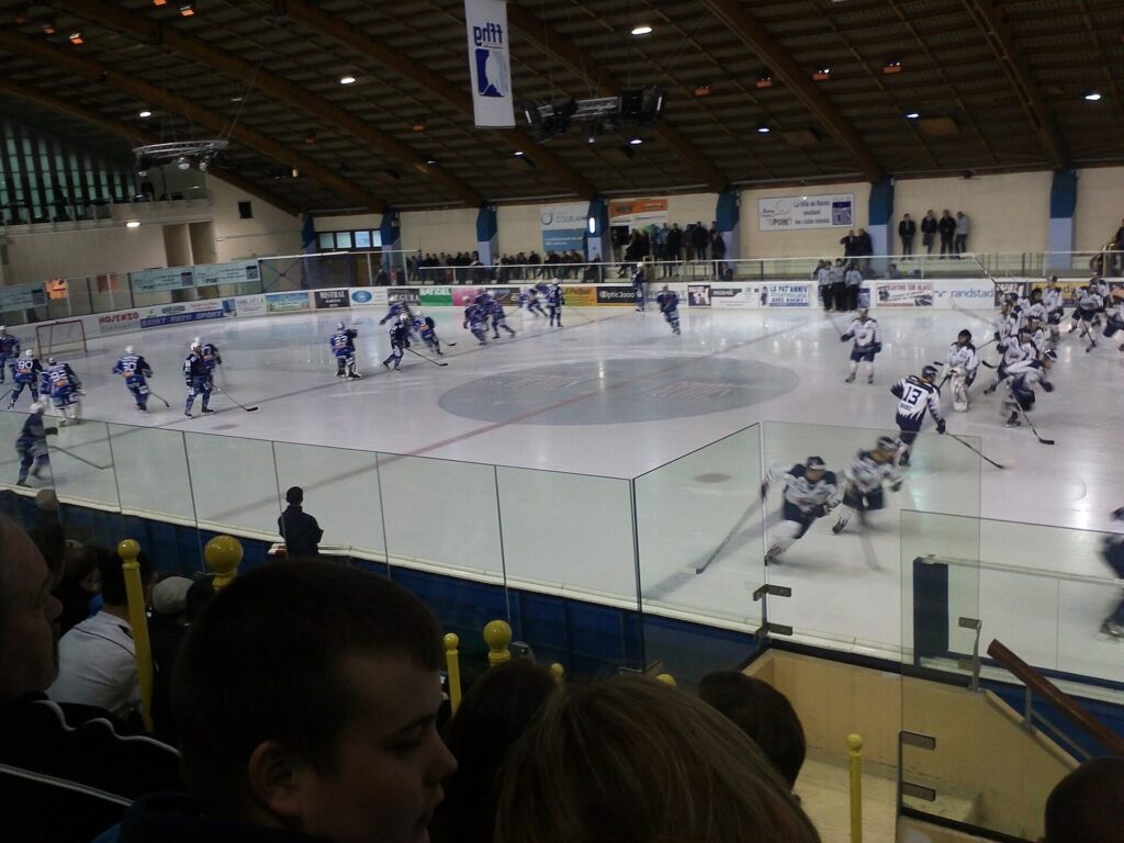 Match de hockey sur glace entre Reims et Nice, joueurs sur la glace