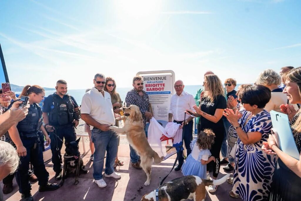 Inauguration de la plage canine Brigitte Bardot sur la Promenade des Anglais à Nice, avec Éric Ciotti, des chiens et le panneau d'accueil