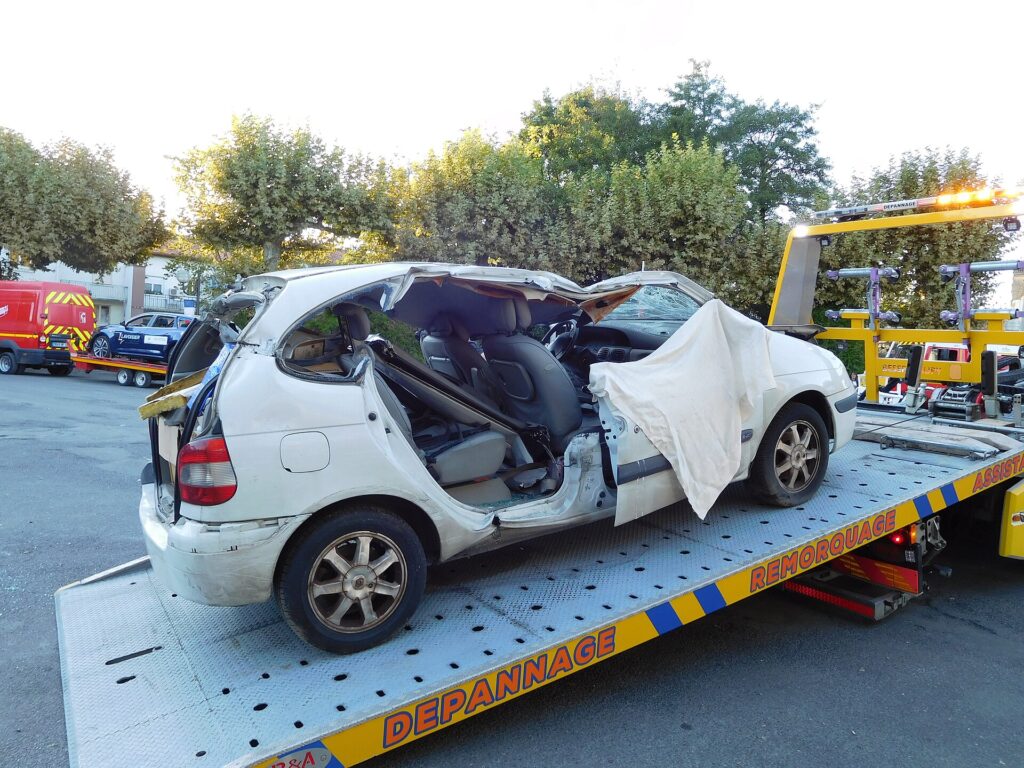Sapeurs-pompiers découpant une voiture lors d'une démonstration de désincarcération