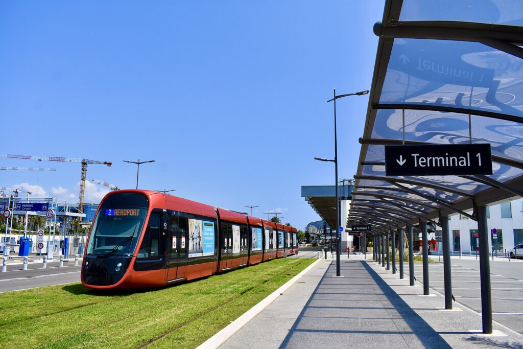 Une rame de la ligne 2 du tramway de Nice en circulation