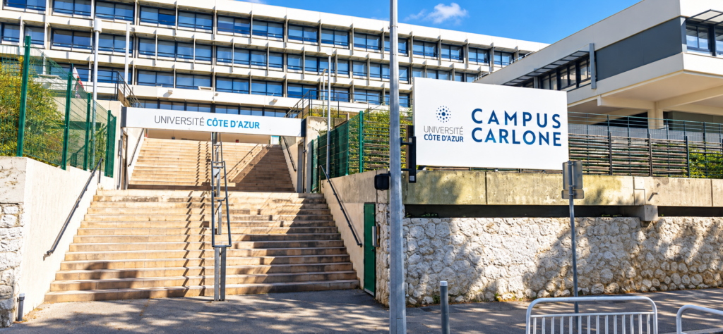 Entrée du campus Carlone de l'Université Côte d'Azur à Nice, avec ses escaliers et son panneau (capture d'écran Google Maps)