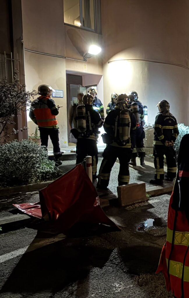 Sapeurs-pompiers équipés d'appareils respiratoires devant l'entrée d'un immeuble, boulevard Paul Montel à Nice