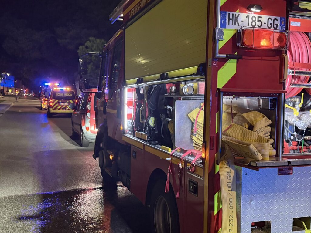 Fourgon des sapeurs-pompiers des Alpes-Maritimes de nuit, boulevard Paul Montel à Nice, avec une ambulance de secours médical en arrière-plan