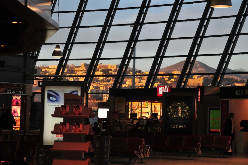 Intérieur du Terminal 2 de l'aéroport Nice Côte d'Azur