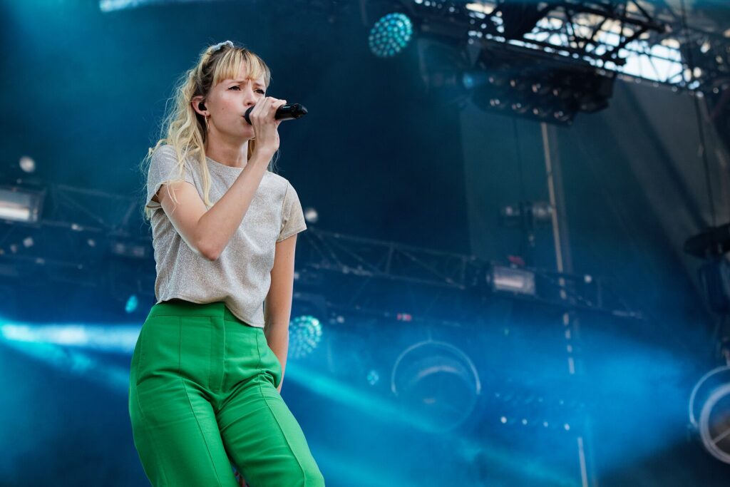 Angèle chante sur scène lors d'un concert aux Vieilles Charrues 2018
