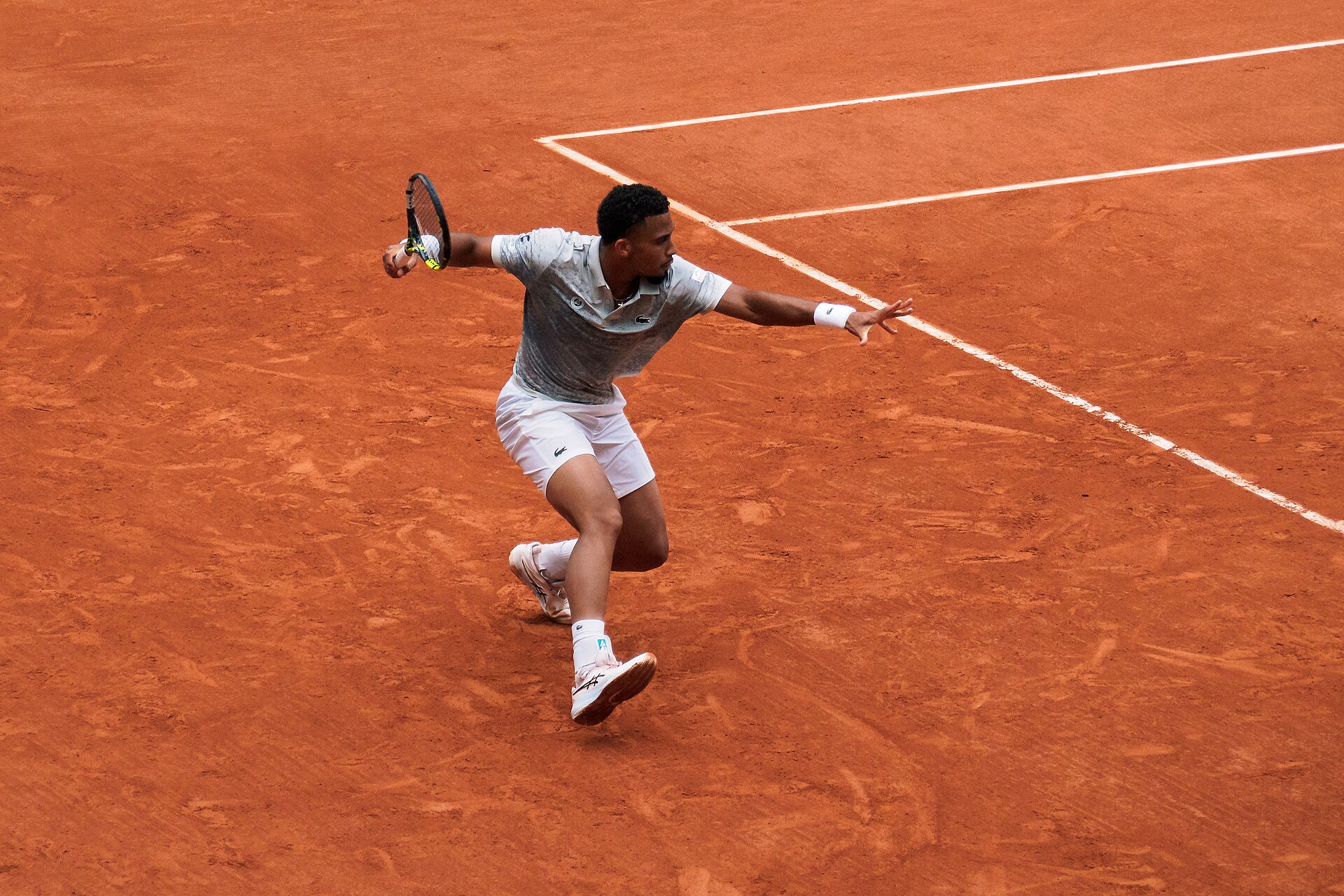 Le joueur de tennis français Arthur Fils en coup droit à Roland-Garros en 2025