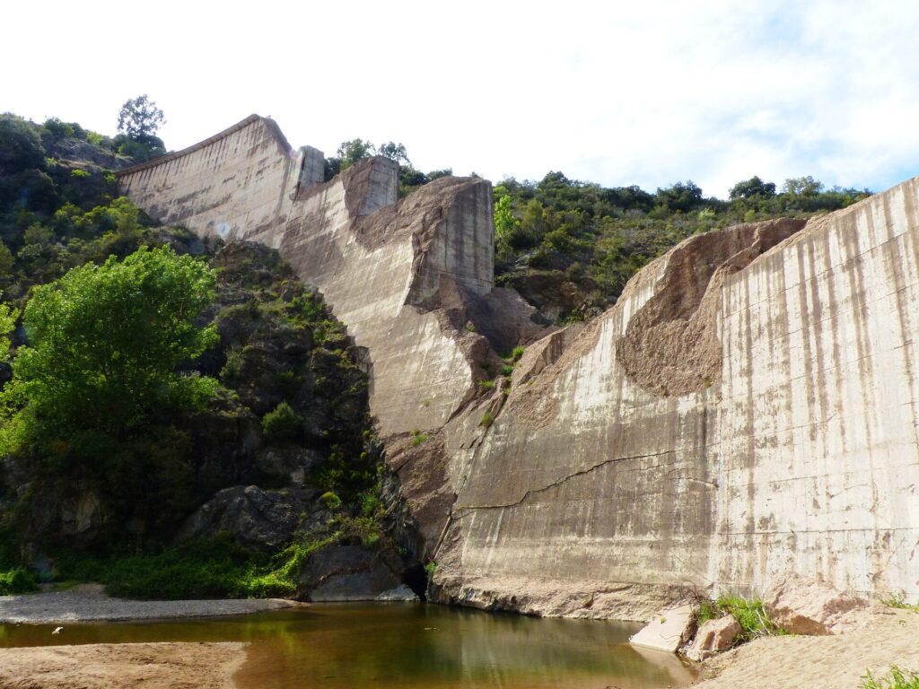 Ruines du barrage de Malpasset, près de Fréjus (Var), photographiées en 2014
