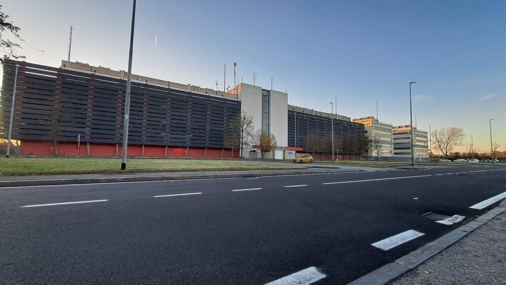 Allée de serveurs dans un centre de données moderne, vue en perspective