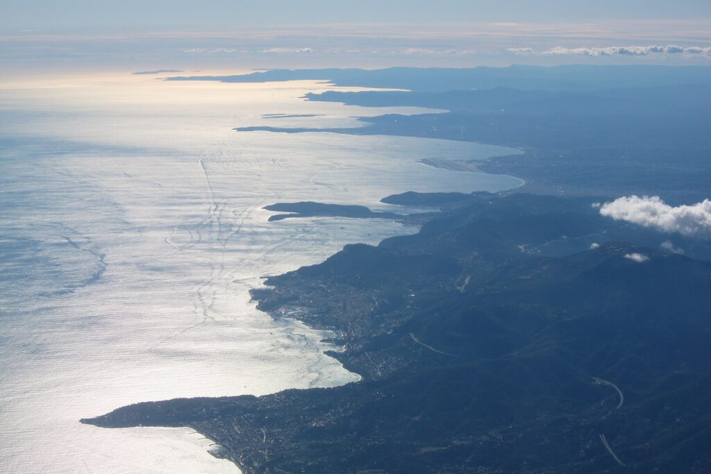 Vue en contre-jour du littoral de la Côte d'Azur au bord de la Méditerranée