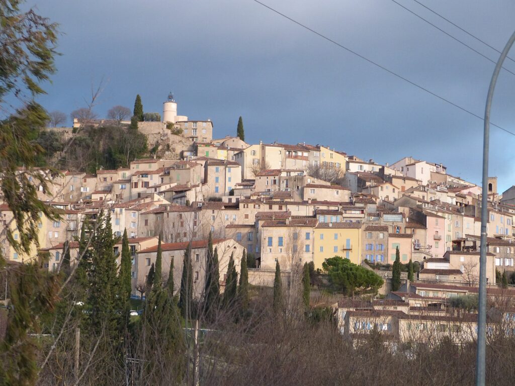 Le village de Fayence vu depuis la départementale
