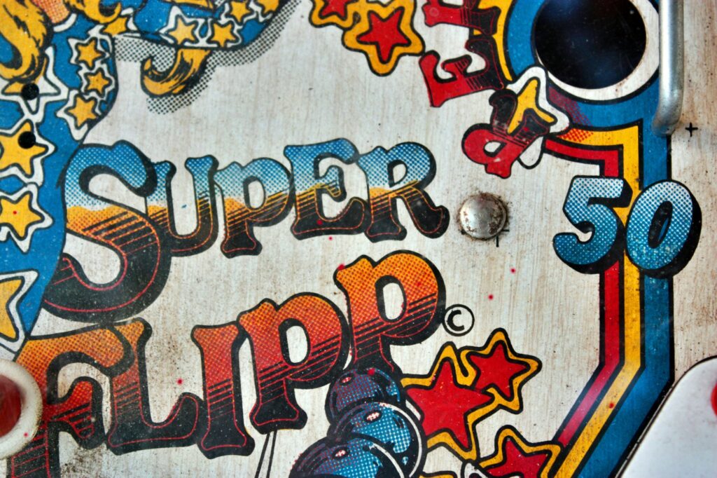 Plateau de jeu d’un flipper vintage aux couleurs vives