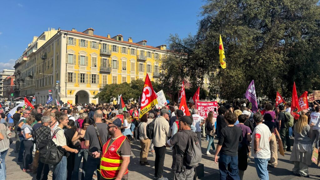 Foule de manifestants, lycéens, étudiants et syndicalistes CGT, place Garibaldi à Nice lors de la mobilisation du 13 octobre
