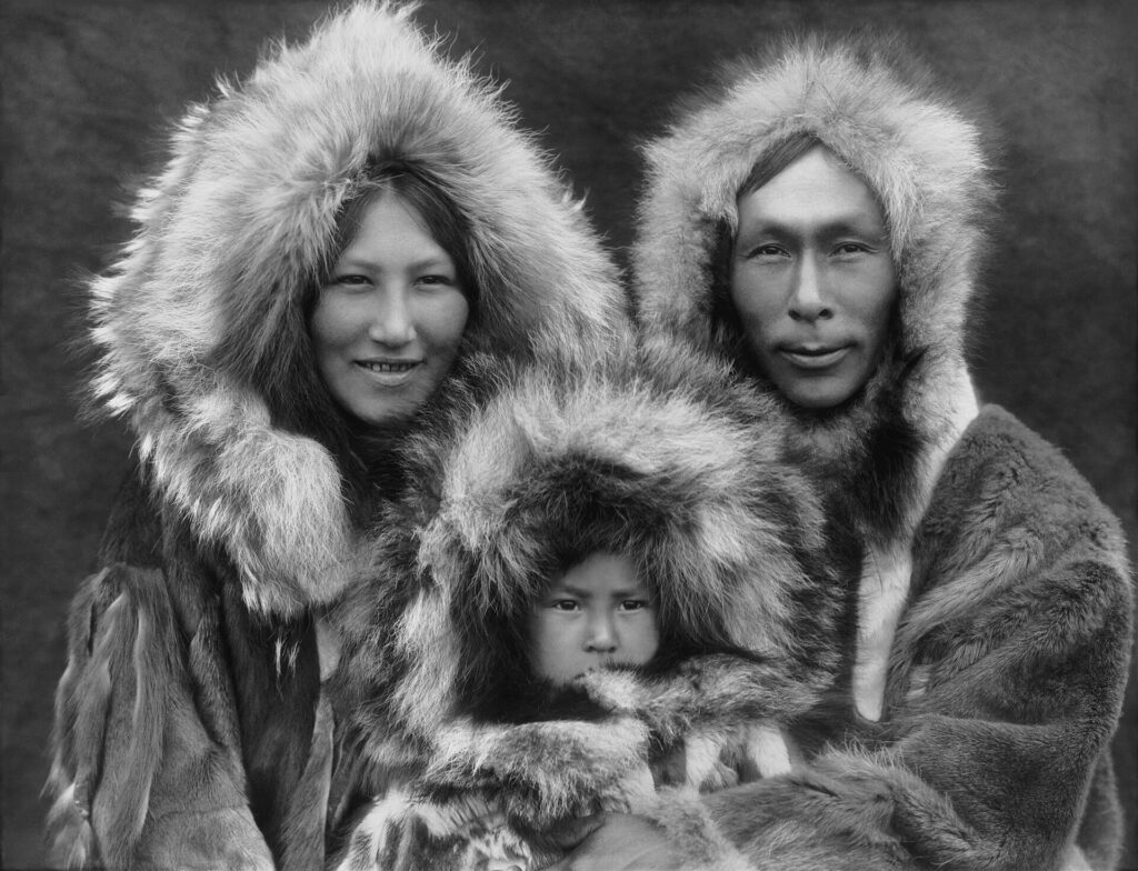 Famille inupiat réunie dans une pièce, discutant ou partageant un moment ensemble