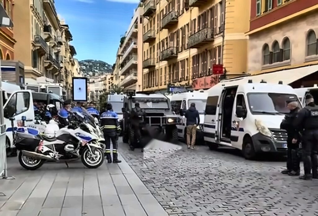 Véhicules de police, de gendarmerie et motards stationnés dans une rue du centre de Nice lors d'un dispositif de sécurité