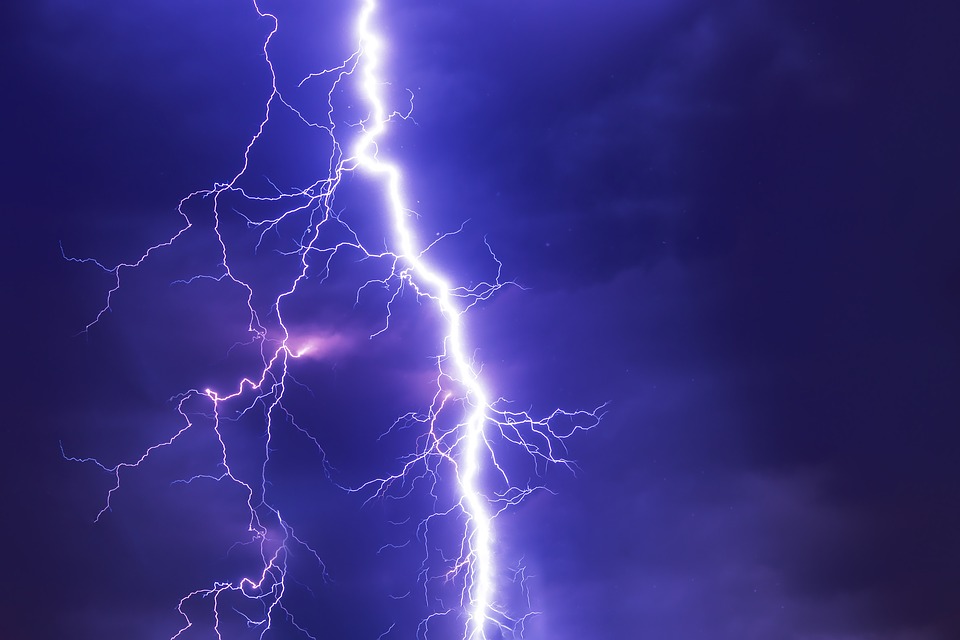 Éclair dans un ciel d'orage