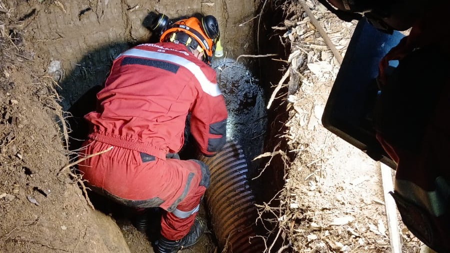 Un sapeur-pompier du Var dans une tranchée devant une canalisation d'eaux pluviales lors du sauvetage d'un chien à Bormes-les-Mimosas