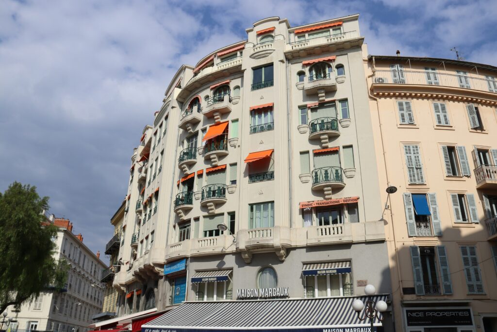 Immeubles d'habitation avec balcons et auvents orange sous un ciel dégagé