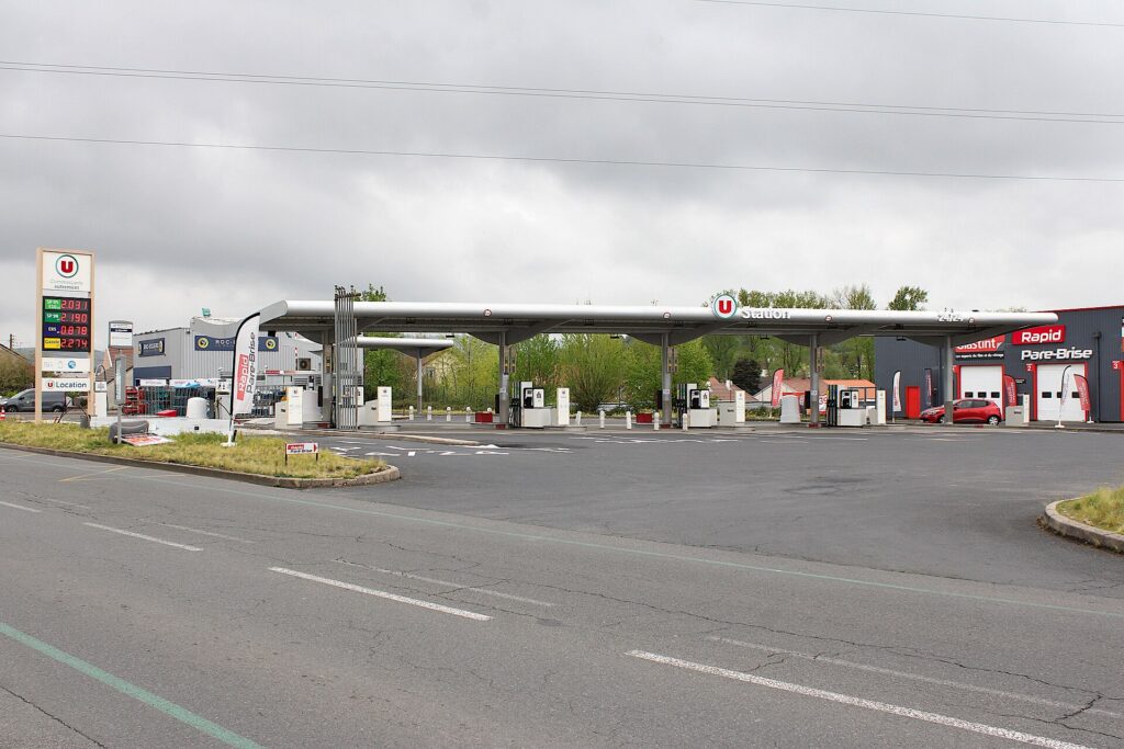 Station-service d'un supermarché Hyper U à Cusset, photo d'illustration sur le prix des carburants