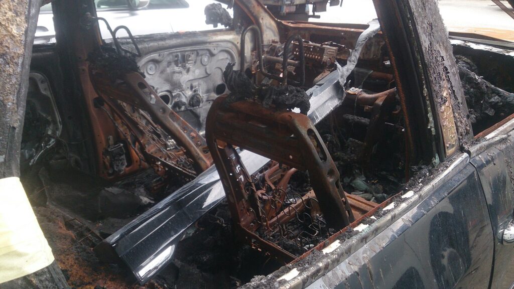 Carcasse de voiture calcinée après un incendie (image d'illustration)